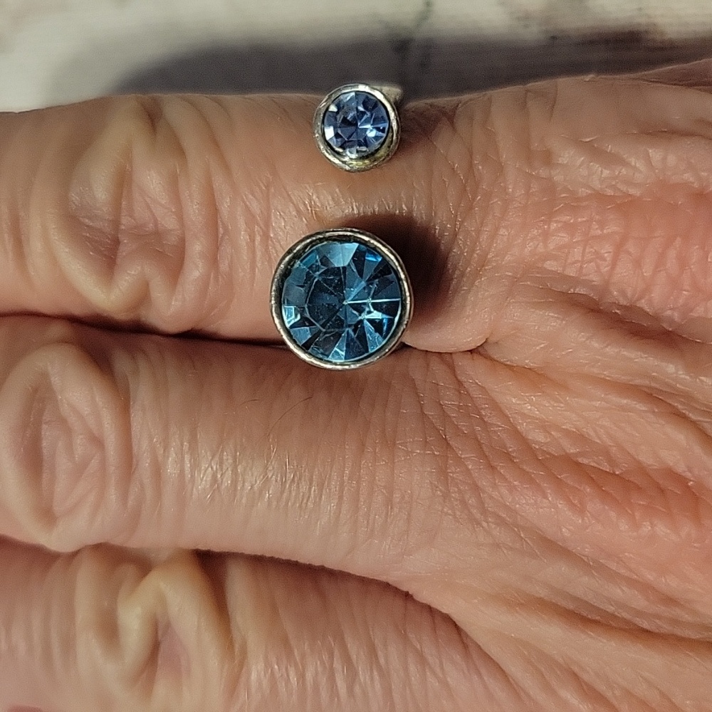 Beautiful Unique Ring - image 1